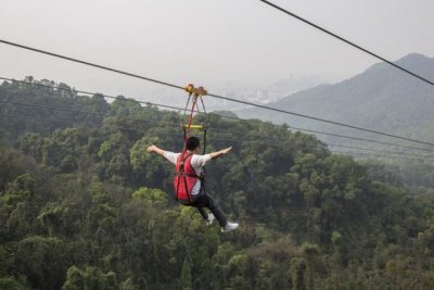 ​体验白云山高空滑索（全国最长滑索下月开放）