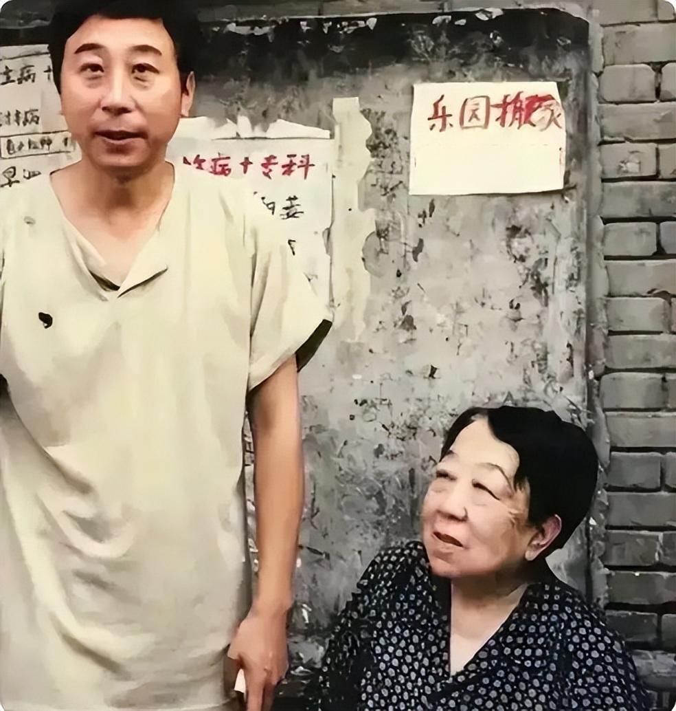 冯巩的妻子是谁(艾慧嫁给冯巩：结婚39年，有幸福欢笑，更有屈辱和泪水)