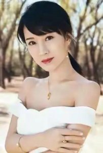 ​海藻是谁演的(（蜗居）之中的女主角海藻扮演者湖北美女李念)