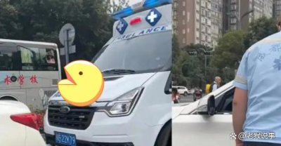 ​成都私家车拒不让行救护车，女车主怒吼救护车司机：凭什么让你