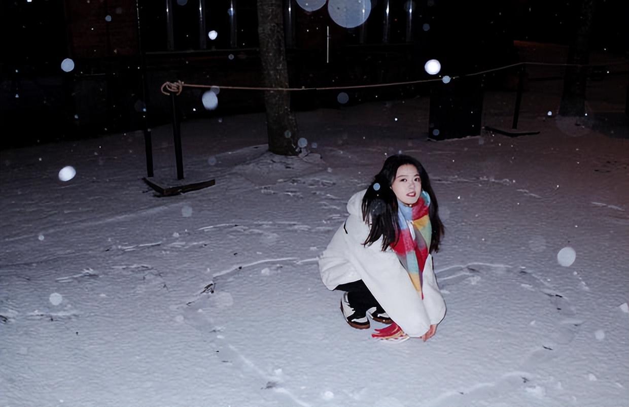 赵今麦晒芬兰雪景随拍 白棉服搭彩色围巾偶像剧感十足