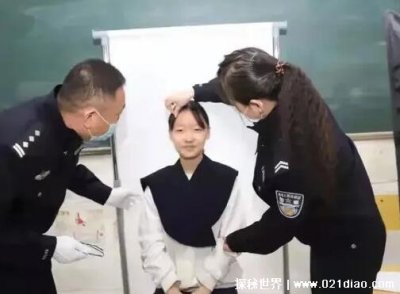 ​拍身份证照片穿什么颜色衣服，深色为主(颜色过于鲜艳的不行)