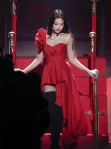 ​JENNIE性感诱人(蕾丝吊带性感十足，藏不住的凹凸感)