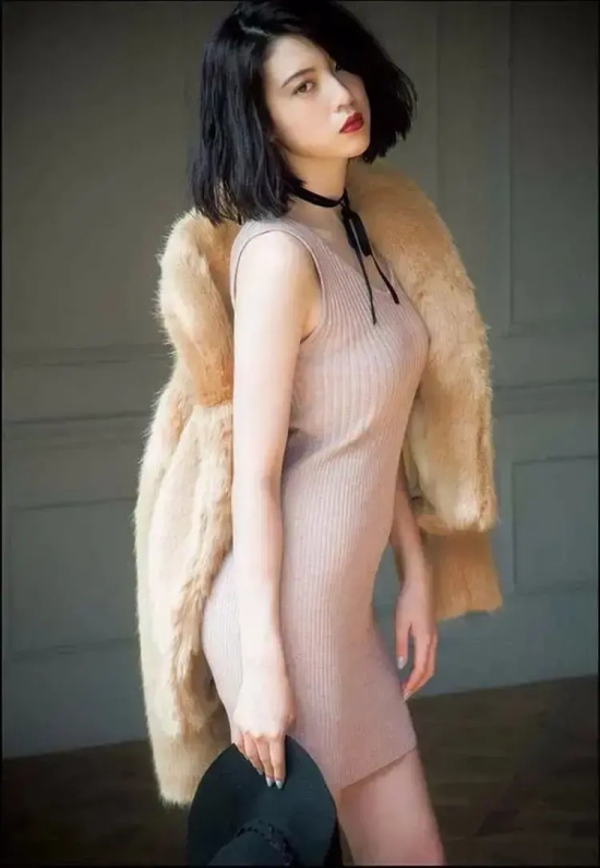 三吉彩花曾经出现在周杰伦MV里的美女，身材真是太标准了！