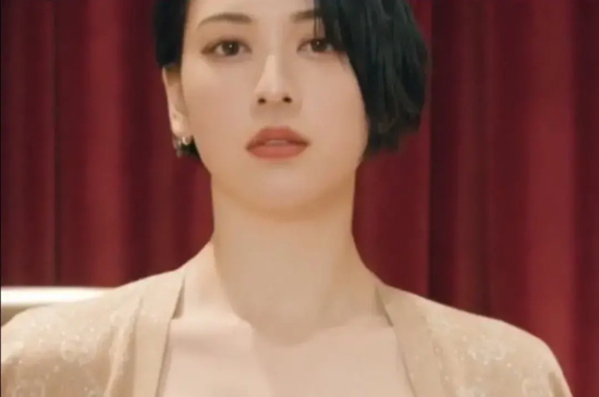 三吉彩花曾经出现在周杰伦MV里的美女，身材真是太标准了！