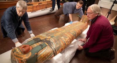 ​埃及2500年前女性木乃伊Takerhab从石棺中取出后 在棺底发现死亡女神Imentet