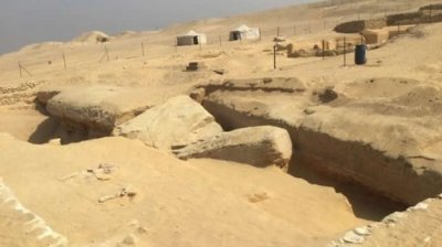 ​埃及北部萨卡拉墓地左塞尔金字塔附近发现数十个两千年前木乃伊