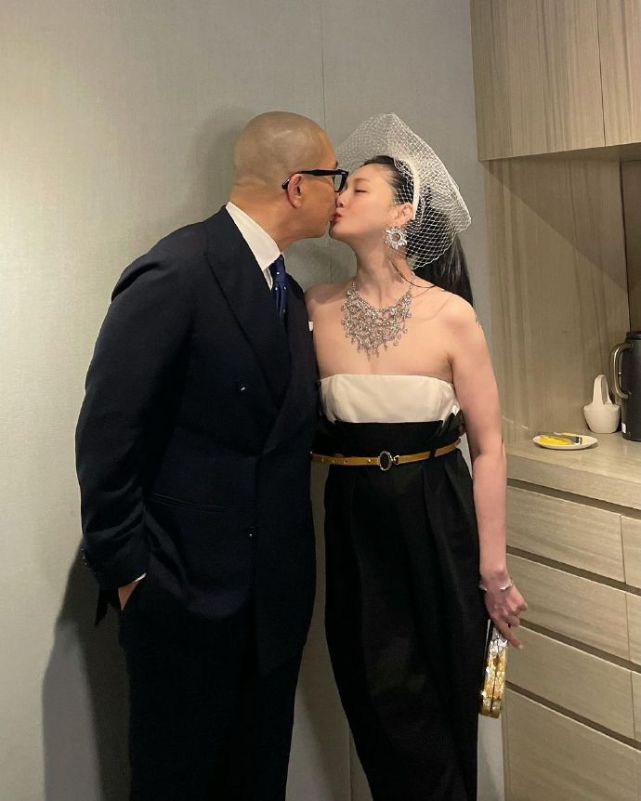 大S晒全身照正式复工 婚后素颜状态真好