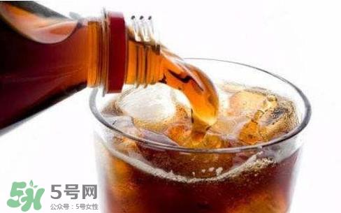 为什么喝碳酸饮料打嗝呛鼻子？碳酸饮料为什么会冒泡