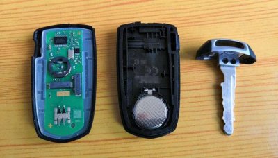 ​汽车钥匙怎么拆开换电池 车钥匙怎样换电池