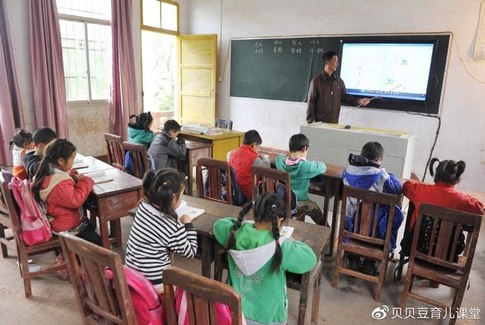 还记得希望工程的大眼女孩吗？当初靠神情震撼国人的她成功逆袭了