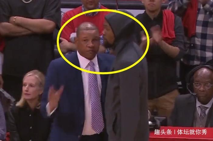 NBA暖心一幕！最后12秒，勇士示意不打了，KD主动与贝弗利拥抱