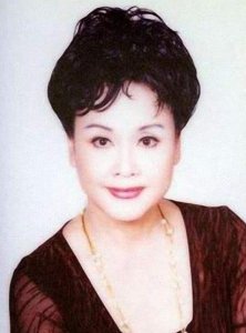 ​74岁李谷一全家福近照，二婚丈夫年轻帅气像儿子，女儿端庄秀丽