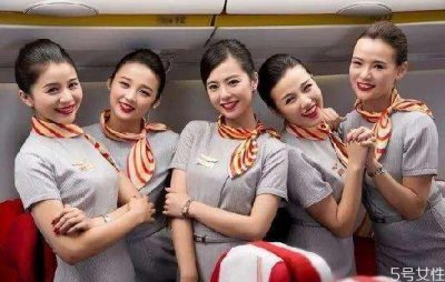 ​为什么空姐穿短裙 为什么空姐总是拖着箱子