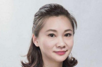 ​曾是央视著名主持人，远嫁美国后遭家暴虐待，今婚不能离国不能回