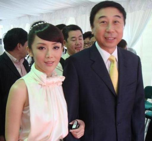 冯巩和老婆合影曝光，原来她长成这样，难怪不想公开