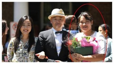 ​周立波在美国参加女儿毕业典礼，一家人合影，女儿太像他了