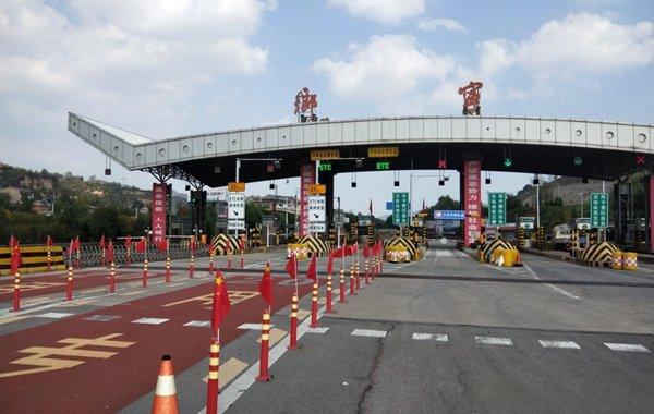 高速公路收费标准怎么收费？小车上高速100公里多少钱-