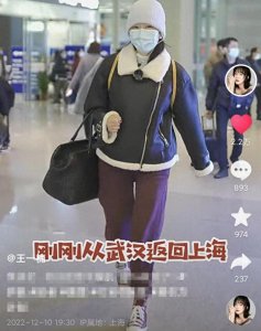 ​高鑫与妻子王一楠久违同框，结婚15年仍恩爱如初，女儿已亭亭玉立