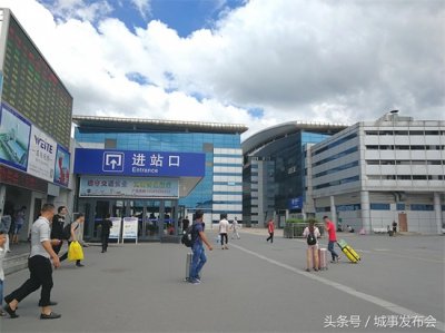 ​随拍义乌火车站，客流量很大，从这里乘车很方便，可以直接去横店