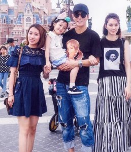 毕滢真是人生赢家,毕业四年成公司高管,奢侈品满身比洪欣还贵妇