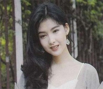 ​相恋20年遭受4次出轨，婚后15年无子女，如今的周慧敏经历了何种变化？