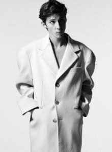 特洛耶·希文:勇敢出柜与男友甜蜜恋情曝光