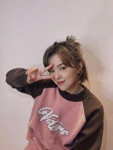 杨芸晴十周年 EP专辑《赤》发布:心路历程与成长的音乐篇章