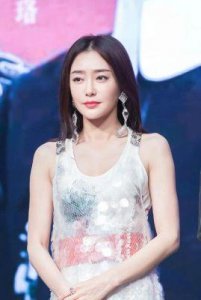 秦岚:从"绿茶"到搞笑女,迎接事业高峰与感情波折