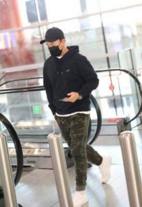 34岁释小龙身材走样,穿戏服略显臃肿