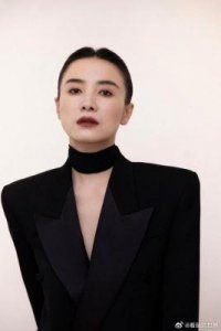 宋佳30岁拍戏旧照曝光,穿单肩长裙烫卷发,素颜出镜略显自信